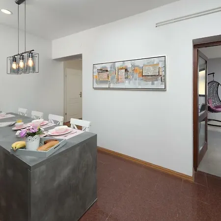 Sasha Apartment *